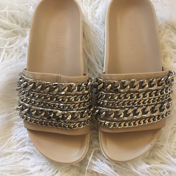 Kendall and Kylie chain Slides - Picture 3 of 8